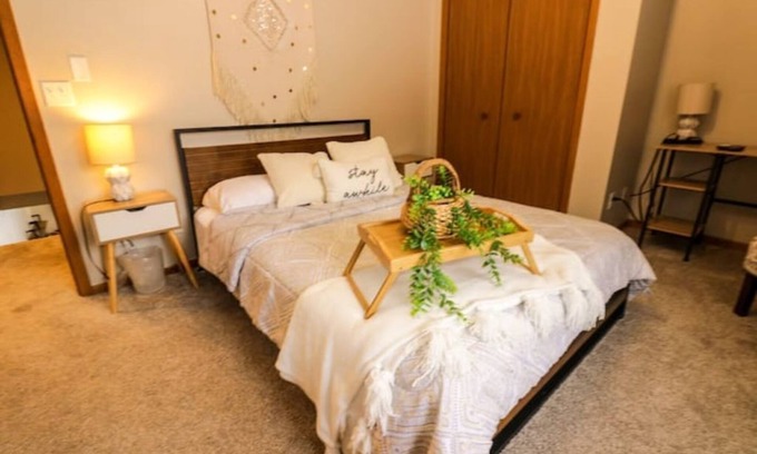 Wisconsin Dells House | Cozy and welcoming Waterfront Boho Retreat -Central location