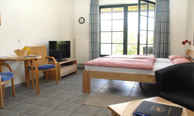 Hirschburg Apartment | cozy apartment with a large balcony on a modern horse farm