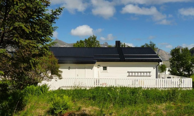 Mefjordvær Apartment | Cozy Apartment between sea and mountains