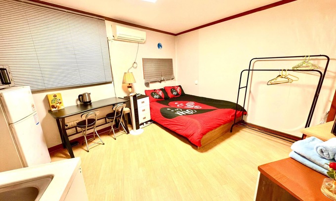 Jangchung-dong Apartment | Cozy apartment in enchanting Seoul with AC, WiFi, heating, Kitched, TV, etc