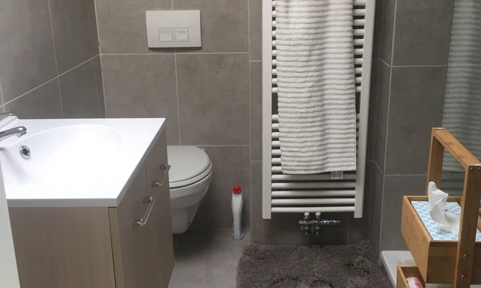 Eernegem Apartment | Cozy apartment in fantastic Oostende with WiFi, AC