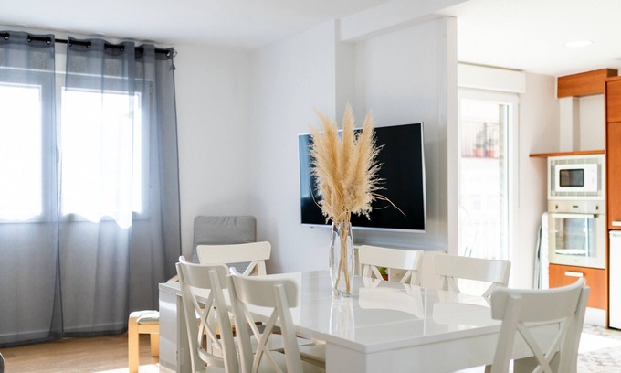 Cervantes Apartment | Cozy apartment in Granada, central location, close to Alhambra, WiFi, quality beds, 3 bedrooms