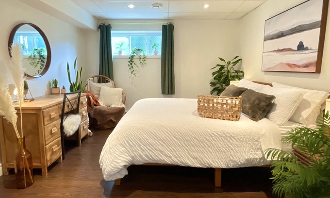 District Wright - Parc - de - la - Montagne House | Cozy Apartment in Hull, 10min to DT Ottawa, Gatineau Park/City Center w/ Parking