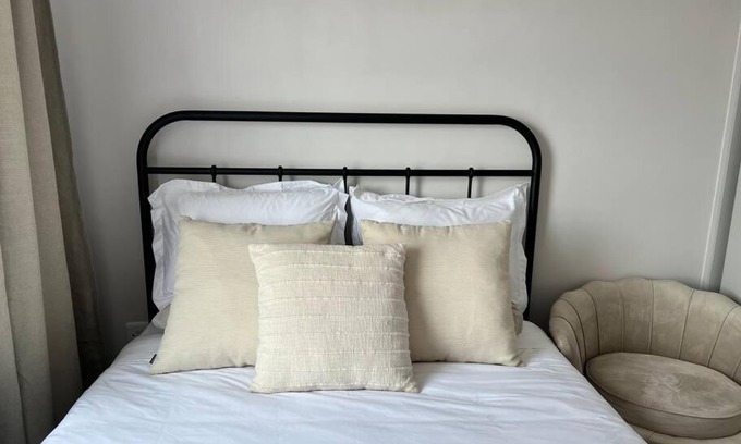 Lombardy Estate Apartment | Cozy Apartment in Shere