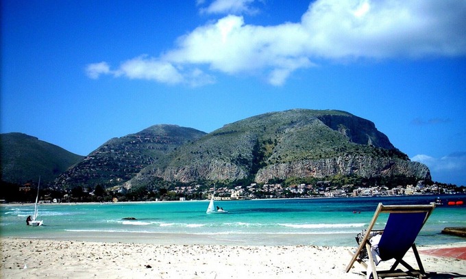 Capaci Villa | Cozy apartment, panoramic terrace,sea view, garden,10 minutes to Palermo