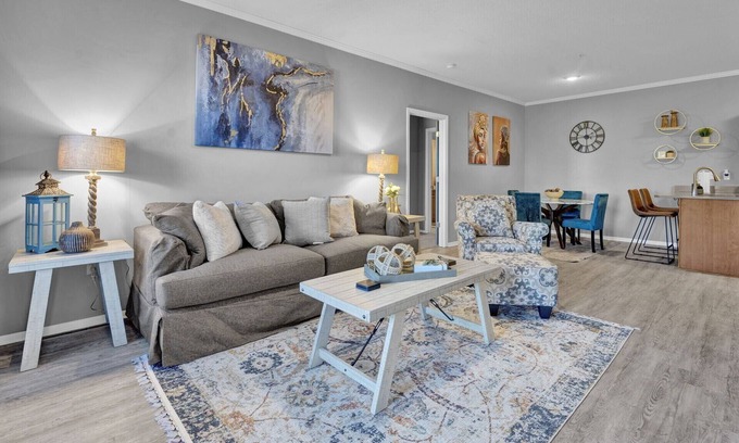 Downtown Memphis Apartment | Cozy apt Dwtwn w/Views of MEM bridge and BassPro