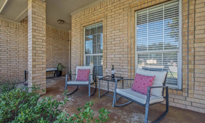 Wellborn House | Cozy Back Porch & 🔥Fire Pit, Full Kitchen, Near A&M❤️
