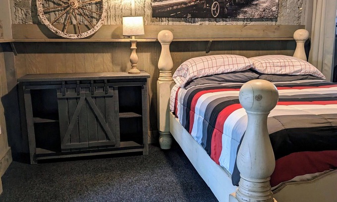 Montgomery House | Cozy Barn w/Pool Access and Near Lake Conroe
