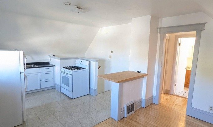 Bay View Apartment | Cozy Bay View Crashpad