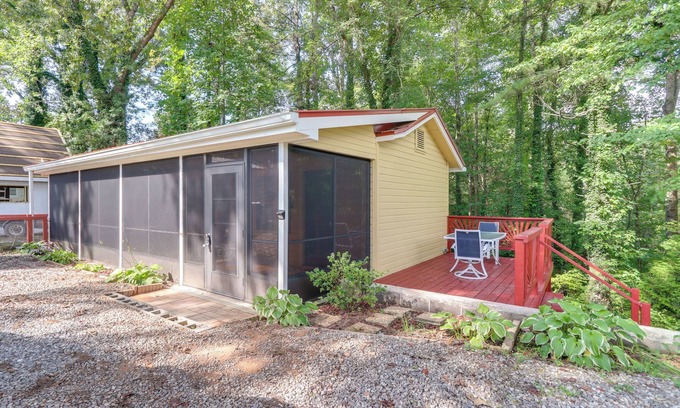Blairsville Apartment | Cozy Blairsville Studio w/Deck: 15 Yards to Lake!