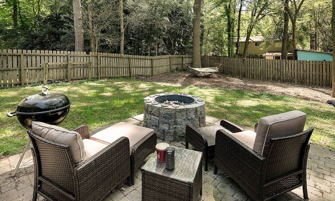 Charlotte House | Cozy Budget-Friendly 3B Home - Backyard w/Firepit