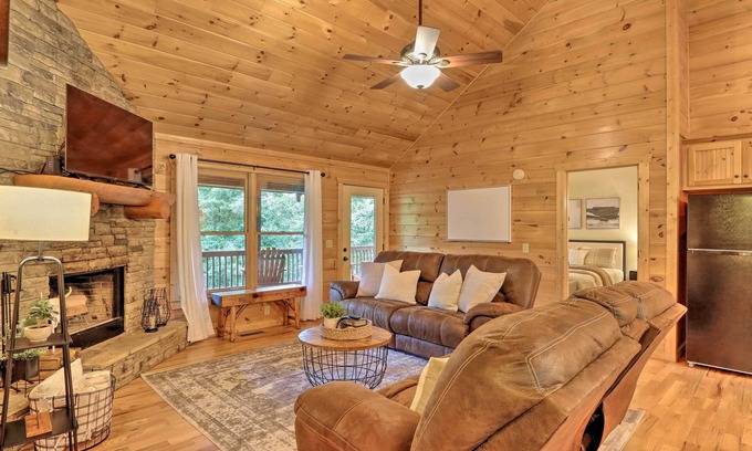 Ellijay Cabin | Cozy Cabin at a Mountain Resort 4 Mi to Downtown!