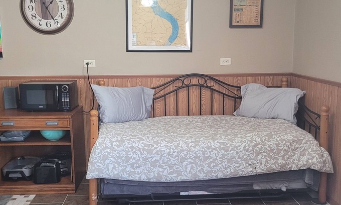 Vernon County Cabin | Cozy cabin in adorable Genoa with AC, WiFi pet friendly and close the river.