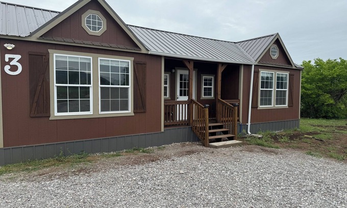 Lawton Cabin | Cozy cabin near Medicine Park with WiFi, AC