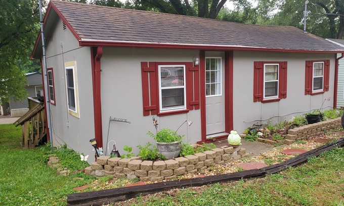 Gravois Mills House | Cozy Cabin steps from the shoreline