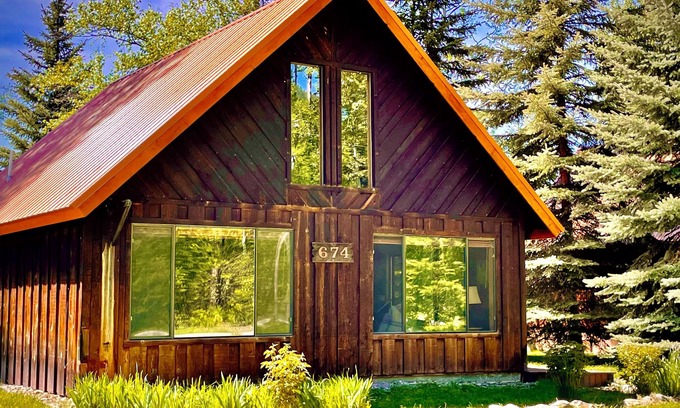 West Glacier Cabin | Cozy cabin with WiFi, AC in enchanting West Glacier, Montana