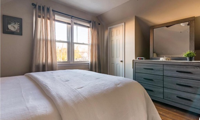 Queens Apartment | Cozy Cape Cod 1BR close to LGA