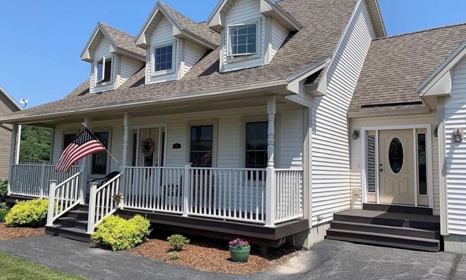 Bangor House | Cozy Cape in the heart of Bangor. Close to hospitals, colleges and downtown.