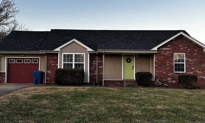 Clarksville House | Cozy Central Bungalow nExit 1nPet friendlynEstablished neighborhood