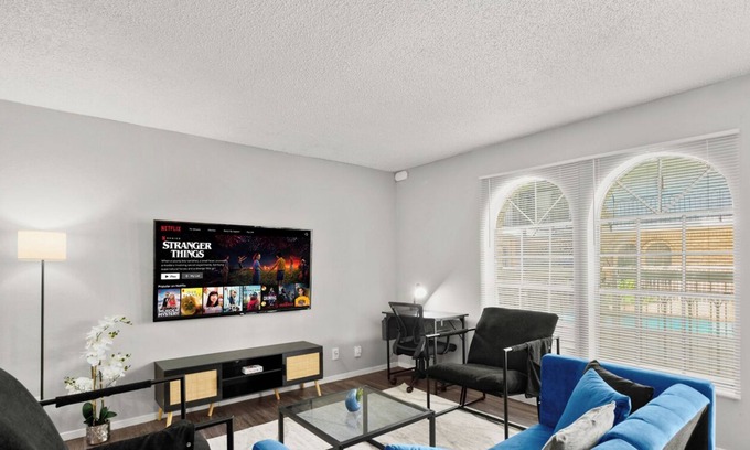 North University Apartment | Cozy & Central ~ UT/Moody ~ Pool ~ Parking ~ WiFi