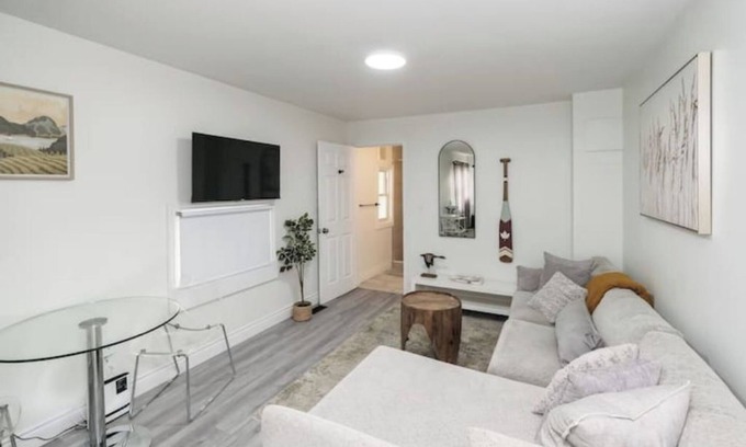 East Windsor Apartment | Cozy, Clean & Bright Suite - Perfect for long stays