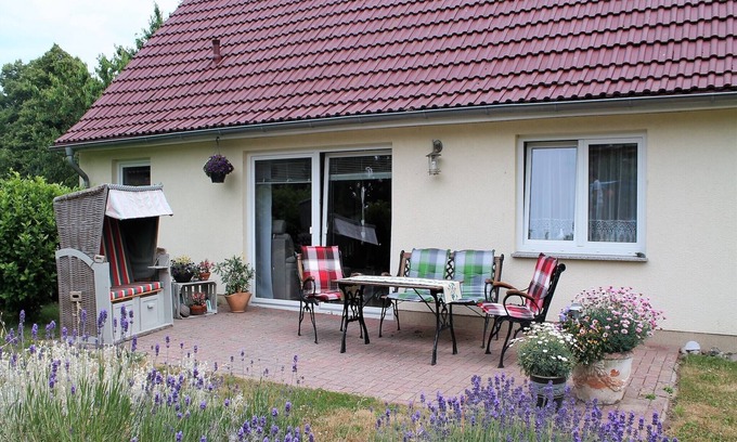 Hohenkirchen House | Cozy Coastal Stay with Garden