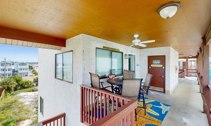 Holiday Beach Condo | Cozy Coastal Condo w/a Shared Pool, Free WiFi, Private Washer/Dryer, & A/C