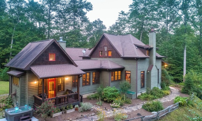 Almond Apartment | Cozy Condo with Hot Tub & Stunning Views! Close to Bryson City & Fontana Lake