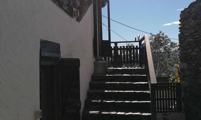 Comero Cabin | Cozy cottage between lake and the mountains. We're pet-friendly.