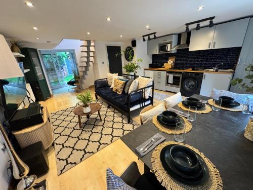 Holbrooks House | Cozy Cottage Coventry self check-in after 3pm Price for 2 people