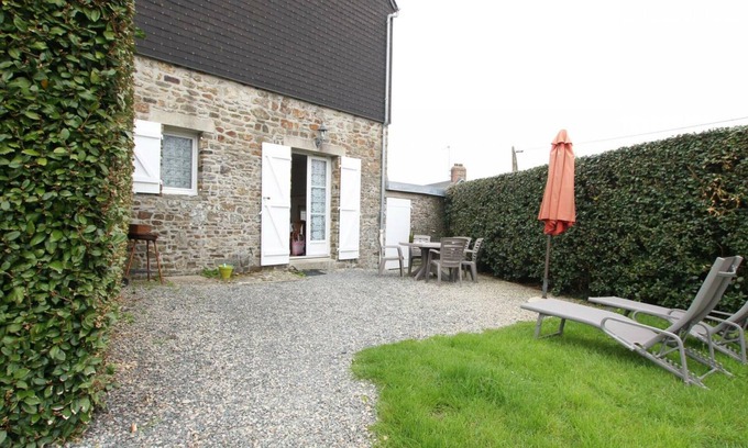 Baudreville Cottage | Cozy Cottage in Pittoresque Village Near Beaches – Enclosed Garden & Pet-Friendly