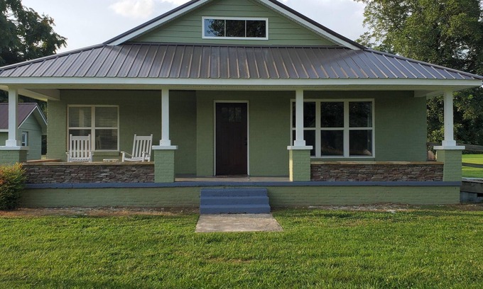 Saint Andrews House | Cozy Cottage in the Cove Just Minutes from the University of the South