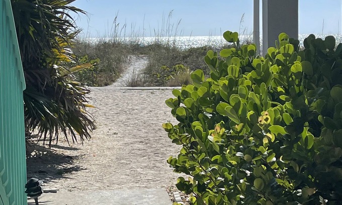 St. Petersburg - Clearwater Cottage | COZY COTTAGE ON PRIVATE BEACH *CLEARWATER/BELLEAIR BEACH