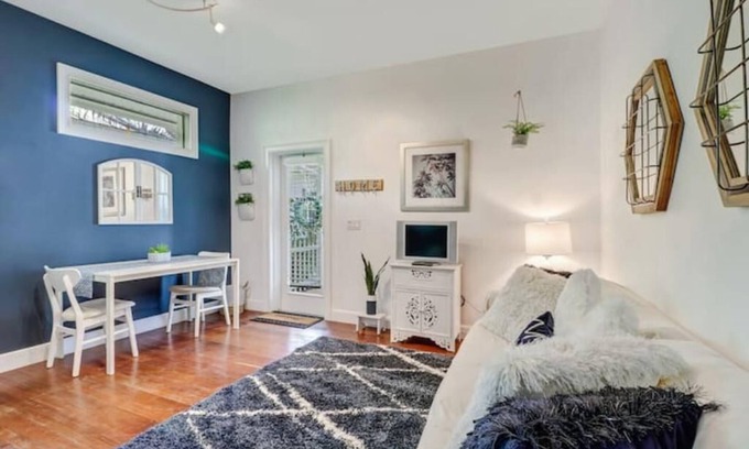 Sun Terrace Cottage | Cozy Cottage - Only 8 Minutes from The Beach in Naples!nn