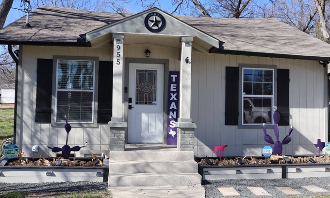 Stephenville House | Cozy Cottage w/ Outdoor Patio & Firepit - Only 2 Blocks from Campus