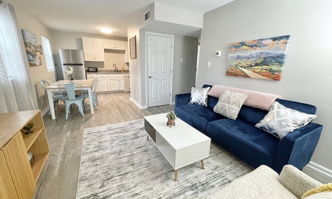 Forest Hills Apartment | ★Cozy Crib★ King Bed★ Long Term Stays ★ Duke ★