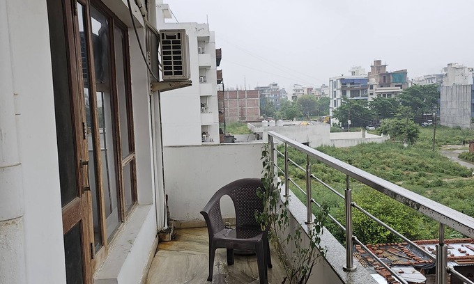 Gurugram Hotel | Cozy Deluxe room hotel with WiFi, AC in charming Gurgaon