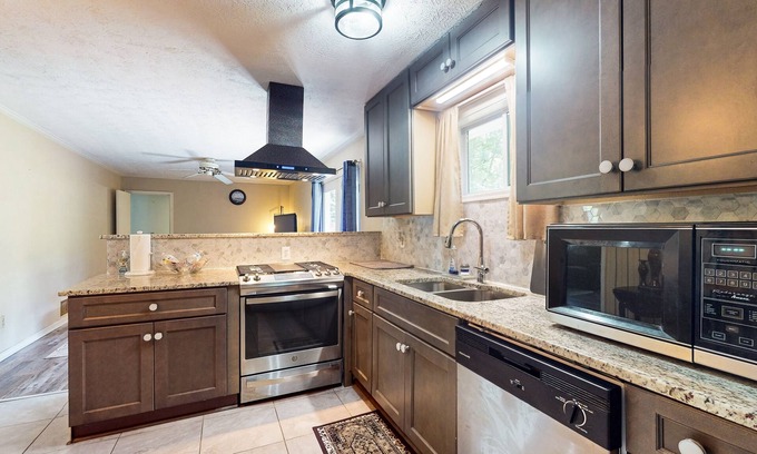 Snellville House | Cozy dog-friendly house, fenced backyard, patio, wifi, w/d, and garage