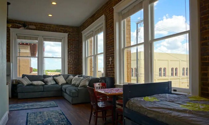 Palestine House | Cozy Downtown Loft With Beautiful Main Street View