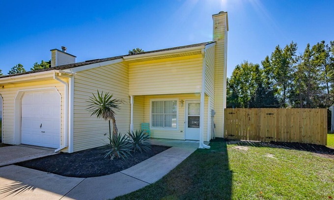 Marine Corps Air Station Cherry Point House | Cozy duplex. 30 minutes to beach or New Bern/5 minutes from MCAS Cherry Point.