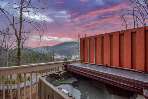 Gatlinburg Ski Chalet | Cozy dwntwn chalet with mtn view GSMNP near Aquarium