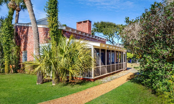 East Beach House | Cozy East Beach Cottage, Steps to Beach, Large Screened Porch & Pet Friendly!