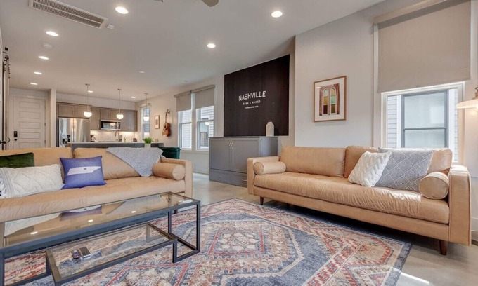 Greenwood House | Cozy East Nashville Retreats for 20