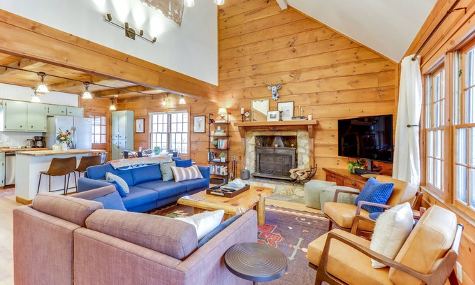 Ellijay Cabin | Cozy Ellijay Cabin: Hot Tub, Yard, & Resort Access