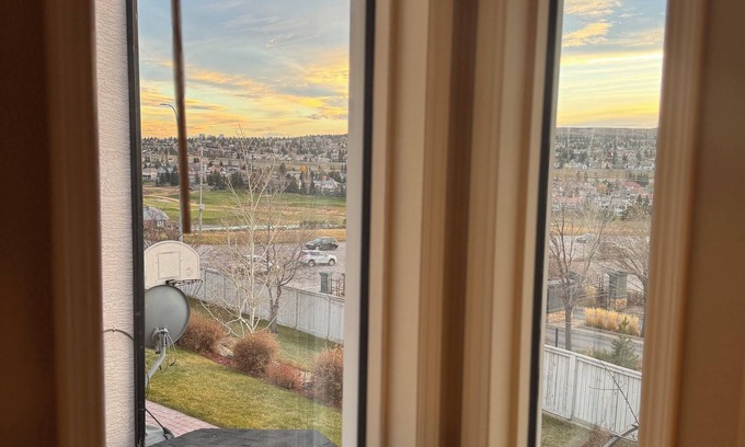 Panorama Hills House | Cozy Entire Home on Golf Course w/Panoramic Views and 8 Ball Pool
