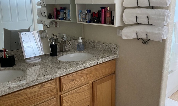 Glendale Parkside HOA House | Cozy family home. Minutes away from west gate (state farm stadium)!