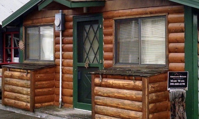 Bayview Cabin | Cozy Float House in Bayview Idaho