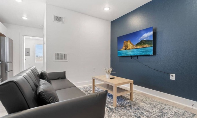 Old East Dallas Apartment | Cozy Getaway in Downtown with Free Parking