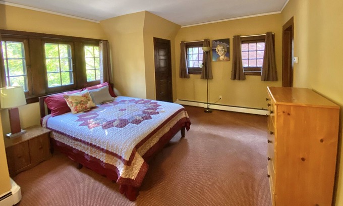 Cleveland House | Cozy guesthouse minutes to Cleveland destinations