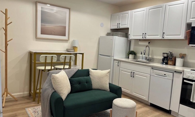 Ardmore - Gould Estates - Olin Heights Apartment | Cozy Guesthouse in Midtown Savannah